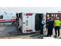 Antalya-Isparta Karayolunda yolcu midibüsü devrildi: 1’i ağır 17 yaralı