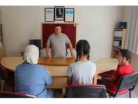 Görme engelli Hasan öğretmen, 20 yıldır öğrencilerine rehber oluyor