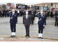 Tarsus Belediyesi, belediyeye gelen vatandaşlara Nutuk kitabı dağıttı