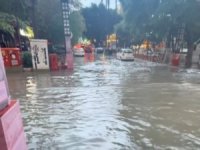 Mersin’de 1 saatlik yağmur taşkına neden oldu