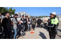 Trafik polisinden motokuryelere uyarı: "Paket yetiştirmek için canınızı tehlikeye atmayın"