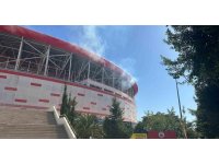 Antalya Stadyumu’nda işletmenin bacasından çıkan yoğun duman itfaiyeyi alarma geçirdi