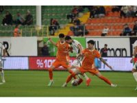 Trendyol Süper Lig: Corendon Alanyaspor: 0 - Kocaelispor: 2 (İlk yarı)