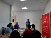 Adana’da ailelere bilinçli medya kullanımı eğitimi verildi
