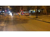 Caddede başıboş dolaşan at, trafiği tehlikeye düşürdü