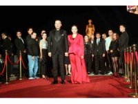 Altın Portakal kırmızı halıda ünlülerin şıklık yarışı