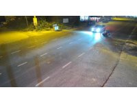 Otomobille çarpışan motosikletli metrelerce sürüklendi
