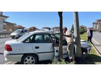 Aydınlatma direğine çarpan otomobilin sürücüsü kaçtı: 1 yaralı