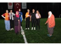 Başlama vuruşunu bastonlu teyzelerin yaptığı halı saha maçında kadınlar kıyasıya mücadele etti