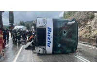 Isparta-Antalya kara yolunda yolcu otobüsü devrildi: 1 ölü, 7 yaralı