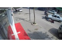 Motosikletteki çift otomobille çarpıştı: 2 yaralı