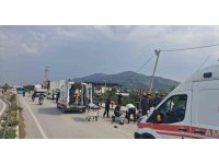 16 yaşındaki sürücünün kullandığı motosiklet tıra çarptı: 1 ölü, 2 yaralı