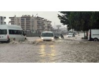 Tarsus’ta sağanak yağış hayatı olumsuz etkiledi: Yollar ve site bahçeleri su altında kaldı