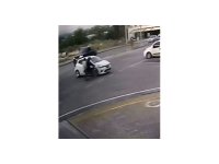 Otomobille çarpışan motosikletteki 2 kişi yaralandı, kaza kameraya yansıdı