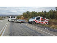Isparta’da özel cenaze nakil aracı şarampole devrildi: 1 yaralı
