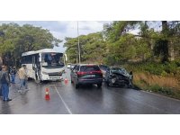Otel servis midibüsü ile otomobil çarpıştı: 1 yaralı