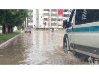 Erdemli ‘de şiddetli yağış yol ve bahçeleri göle çevirdi, vatandaşları mağdur etti