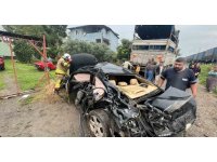 Trenin çarptığı otomobildeki 2 kişi yaralandı