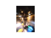 Hafif ticari araç ile motosiklet kavşakta çarpıştı
