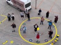 Kahramanmaraş’ta üniversiteli gençlerden ilkokulda renkli boyama etkinliği