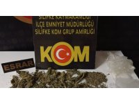 Polisten kaçarken uyuşturucuyu yere attılar