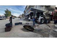 Yol çöktü, çevre esnafı çukuru kasalarla kapattı