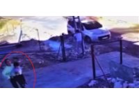 Annenin dikkati... Dumanı gördü, yanan araçtan oğlunu kurtardı