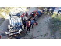 Çarpışan otomobiller sulama kanalına düştü: 3 yaralı