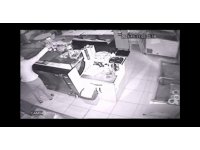 Girerken anahtar kullanmadığı pastaneden peluş anahtarlık çalarak çıktı