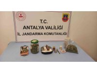 Şüphe üzerine aranan 2 şahsın aracında ve evinde çok sayıda uyuşturucu çıktı