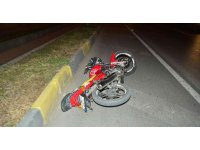 Antalya’da motosiklet refüje çarptı: 2 yaralı