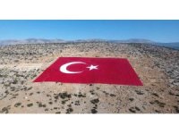 22 dönümlük araziye işlenen dev Türk bayrağı 20 günde boyandı