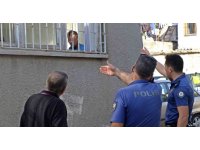 Sinir krizi geçiren madde bağımlısı ’süper’ genç evde kırılmadık eşya bırakmadı