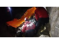 Kayalıklarda mahsur kalan paraşütçüye filmleri aratmayan kurtarma operasyonu