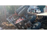 Devrilen traktörün sürücüsü yaralandı