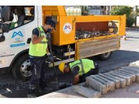 Mersin’de su taşkınlarının önlenmesi için ızgara temizliği yapılıyor