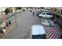 Yolda yürürken yerde gördüğü telefonu alıp yürümeye devam etti