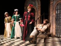 AKBEM’li öğrencilere tiyatro hediyesi