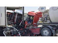 Tıra arkadan çarpan beton mikserinin şoförü araçta sıkıştı