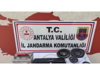 Finike’de otomobilden parçalar çalan şahıs yakalandı