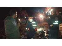 Kamyon yükünü boşaltırken uçuruma yuvarlandı: 2 ölü