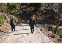 Kozan’da kırsal mahallelerde yollara parke taşı döşeniyor