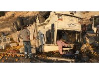 Kamyon otomobile çarptı, tonlarca narenciye yola savruldu
