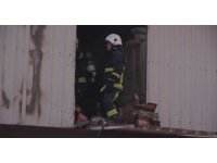 Yangında mahsur kalanlar olduğu söylenince ekipler demir kapıyı keserek içeri girdi