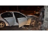 Direksiyon hakimiyetini kaybeden yabancı uyruklu sürücü duvara çarptı