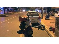 Tekeri patlayan motosiklet önce refüje ardından park halindeki otomobile çarptı
