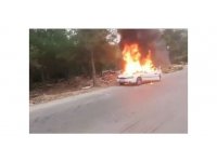 Sokak üzerinde park halindeki araç alev topuna döndü