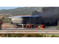 Klinker yüklü tırın dorsesi alev alev yandı