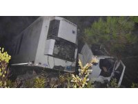 Antalya’da tır uçuruma yuvarlandı: 1 yaralı