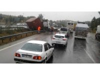Yağmurla kayganlaşan yolda tır otomobile çarptı